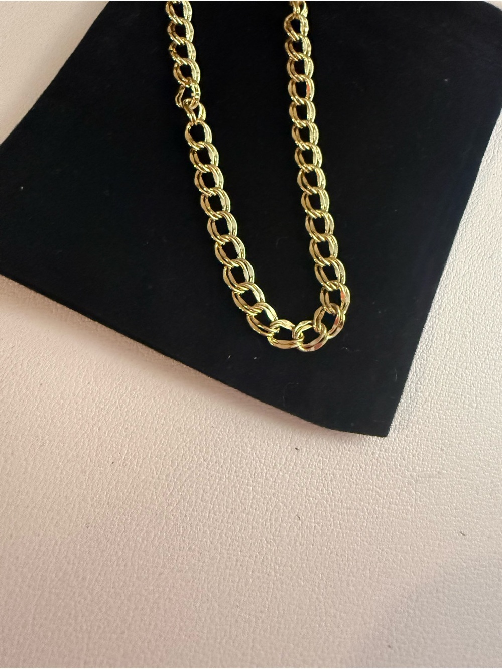 NWT. Beautiful golden chain necklace. Adjustable length. Unisex